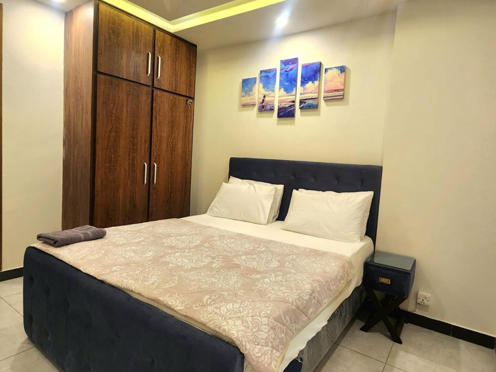 Luxurious Landing Apartments & Suites Bahria Town Rawalpindi Oda fotoğraf