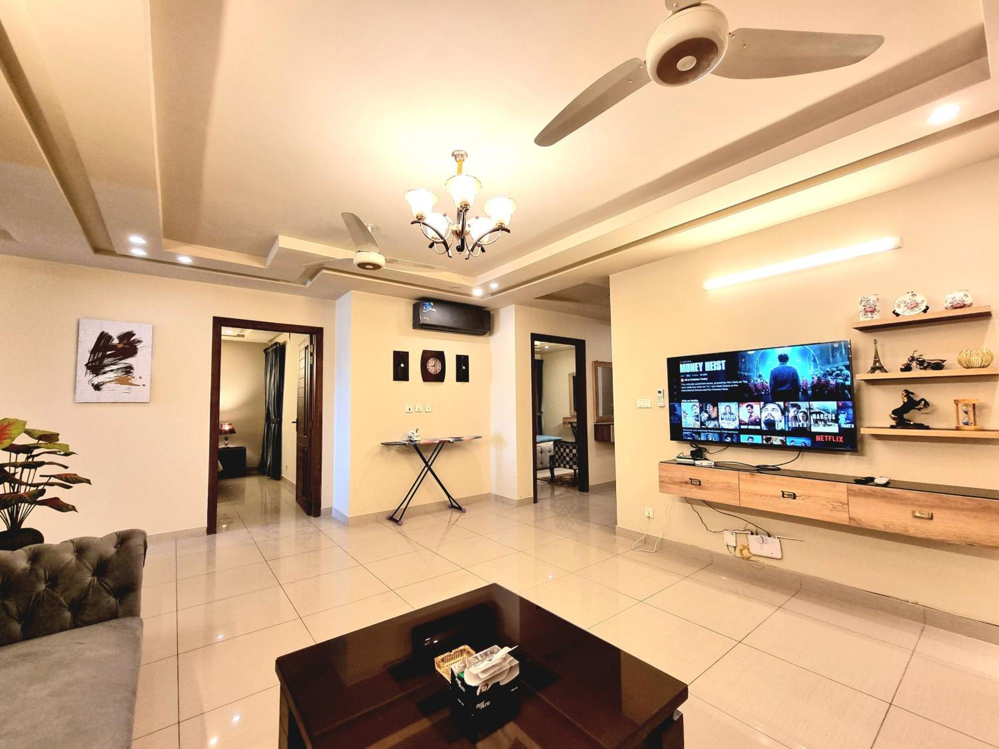 Luxurious Landing Apartments & Suites Bahria Town Rawalpindi Oda fotoğraf