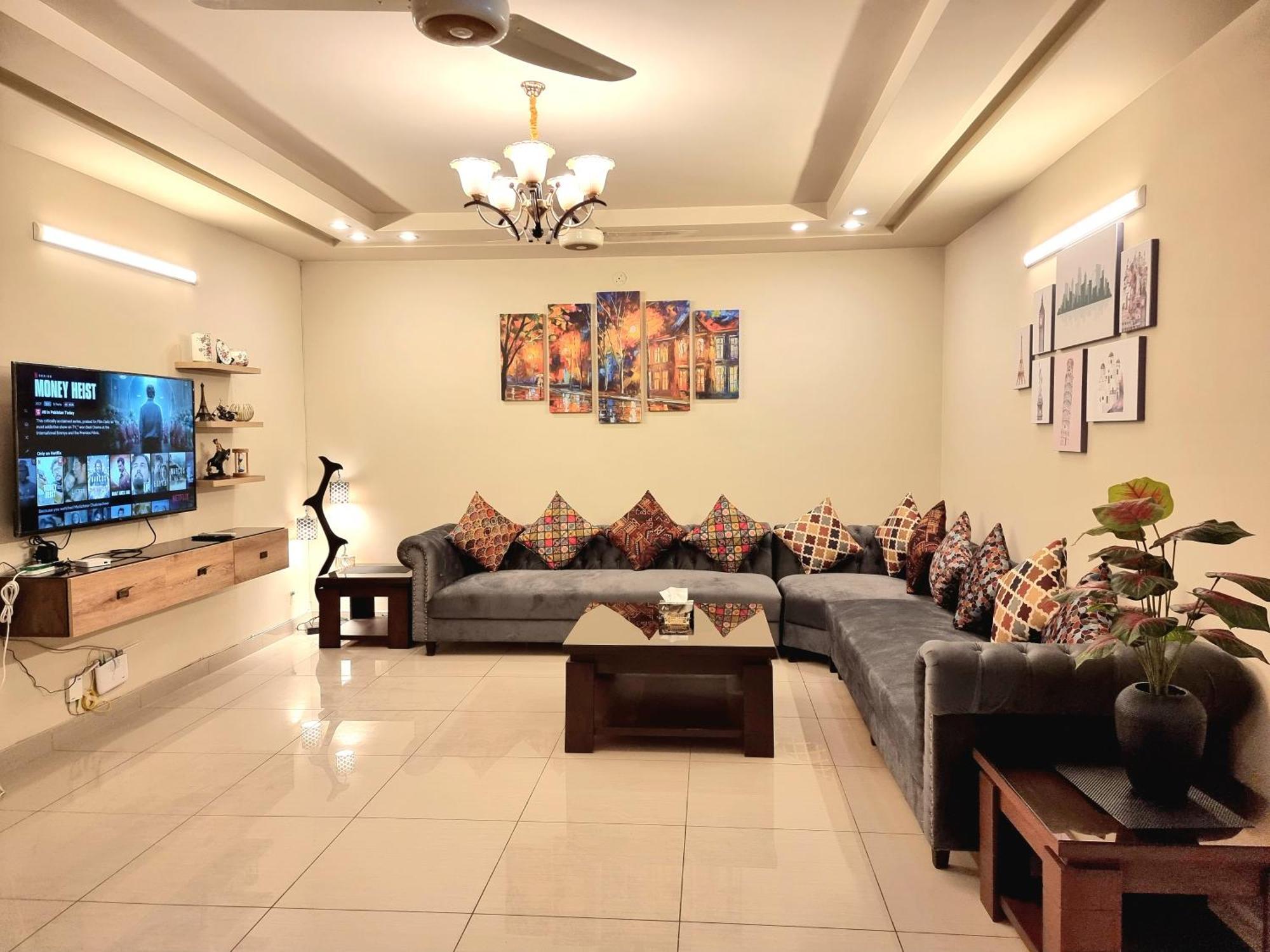 Luxurious Landing Apartments & Suites Bahria Town Rawalpindi Oda fotoğraf