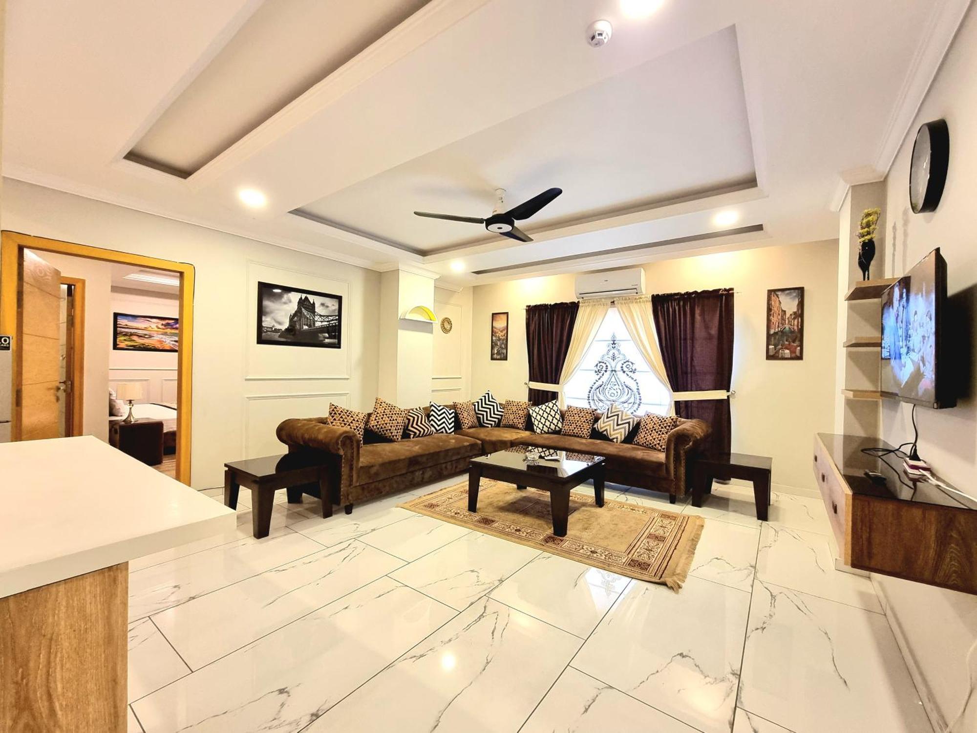 Luxurious Landing Apartments & Suites Bahria Town Rawalpindi Oda fotoğraf