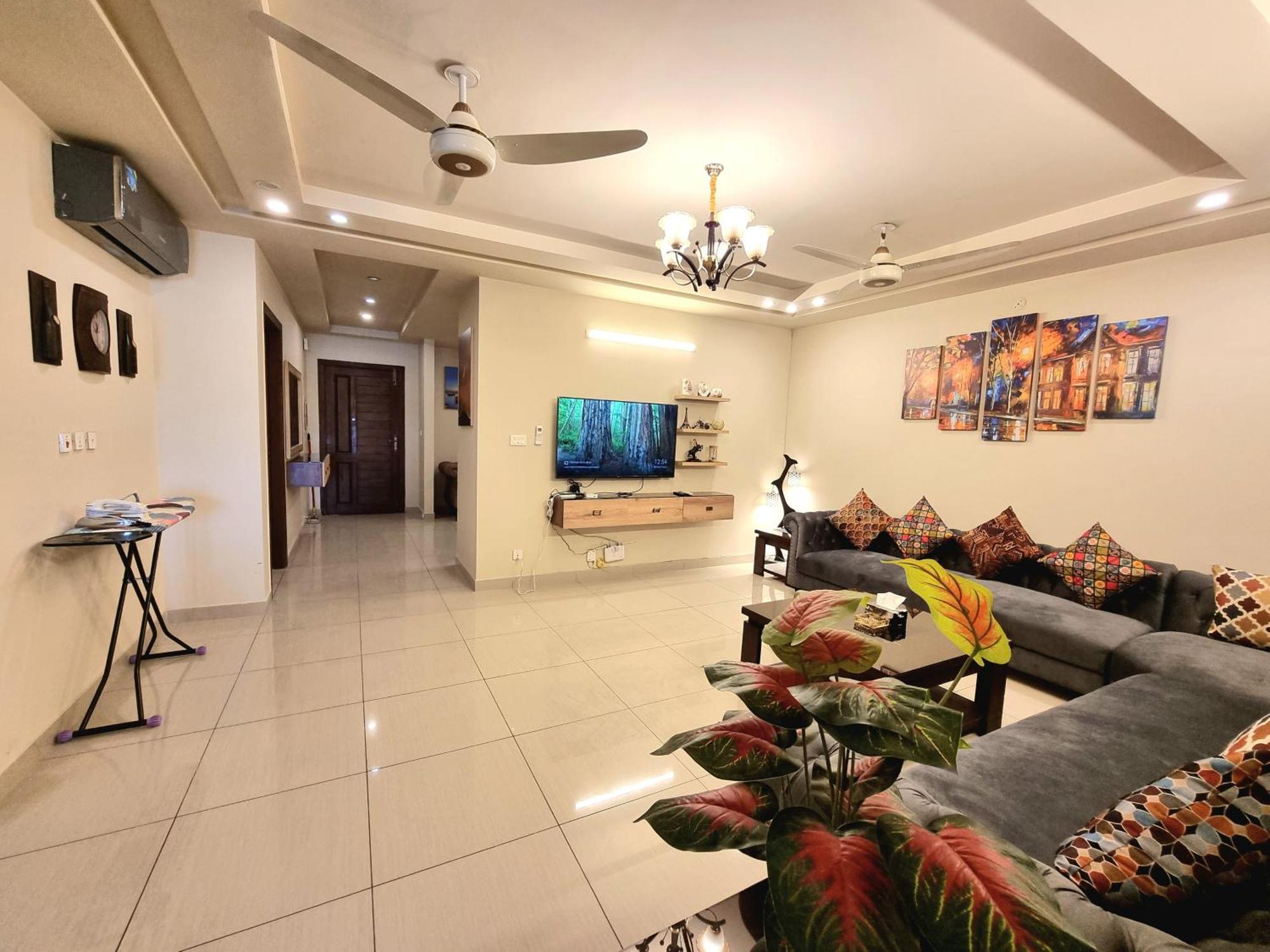 Luxurious Landing Apartments & Suites Bahria Town Rawalpindi Oda fotoğraf