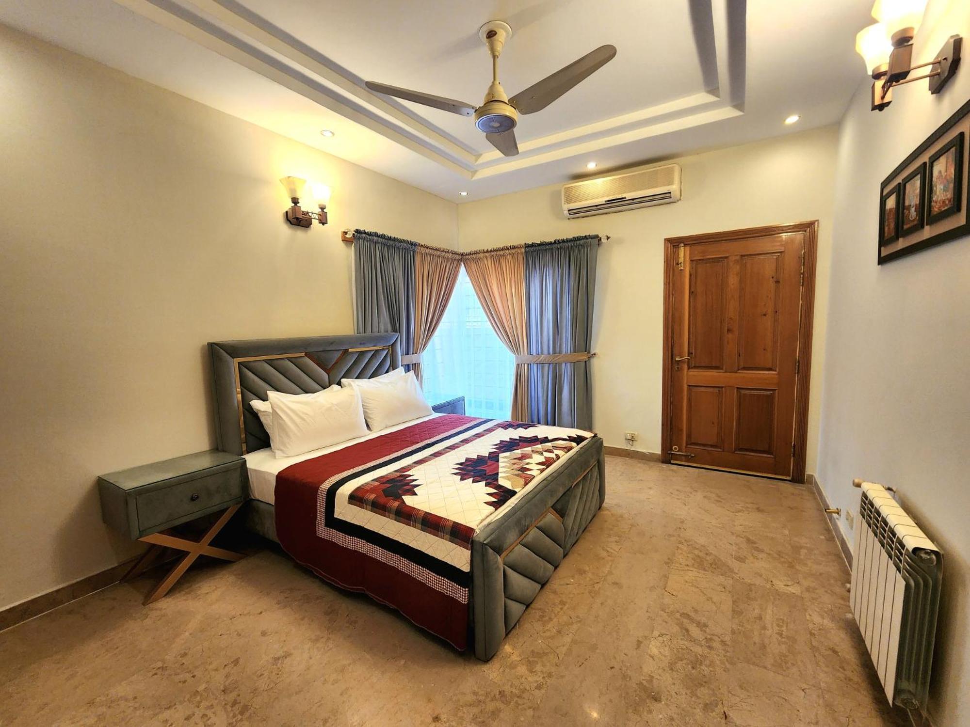 Luxurious Landing Apartments & Suites Bahria Town Rawalpindi Oda fotoğraf